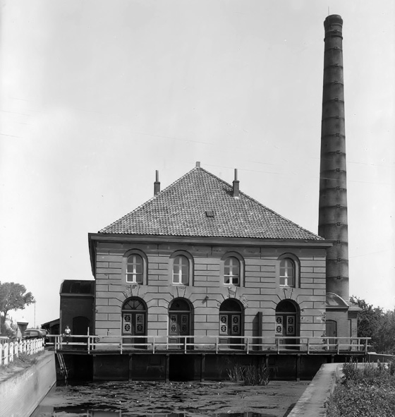 foto stoomgemaa lBuitenaanzicht op het schepradgemaal Arkelsche Dam Gorkum. Balansgemaal.